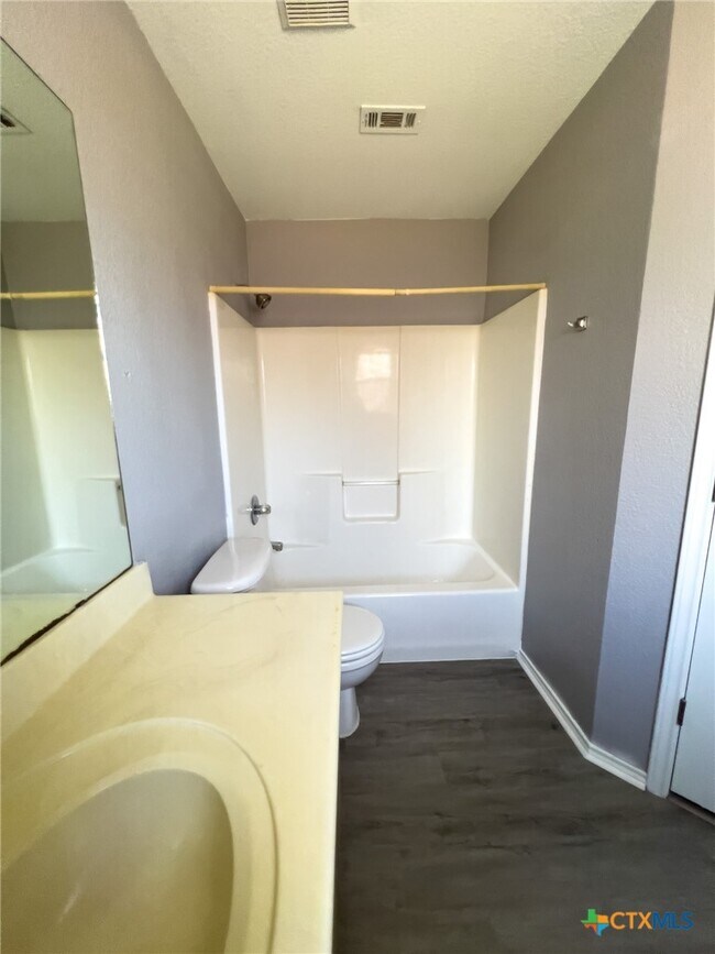 Building Photo - 2804 Alma Dr