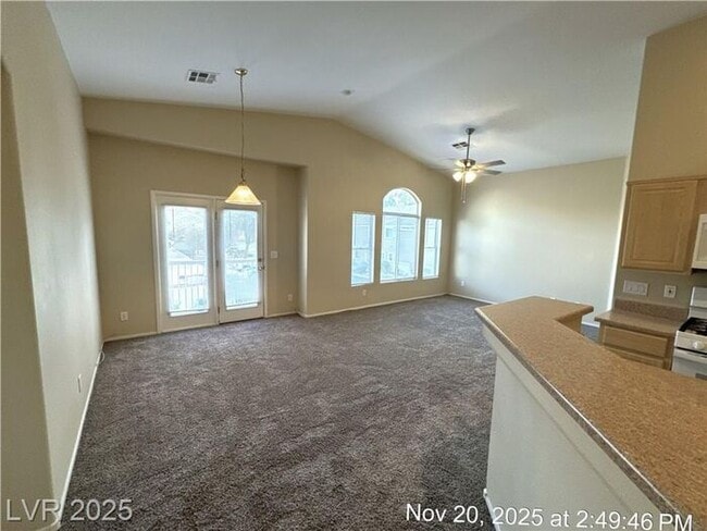 Building Photo - Fantastic SE townhome in a gated community!