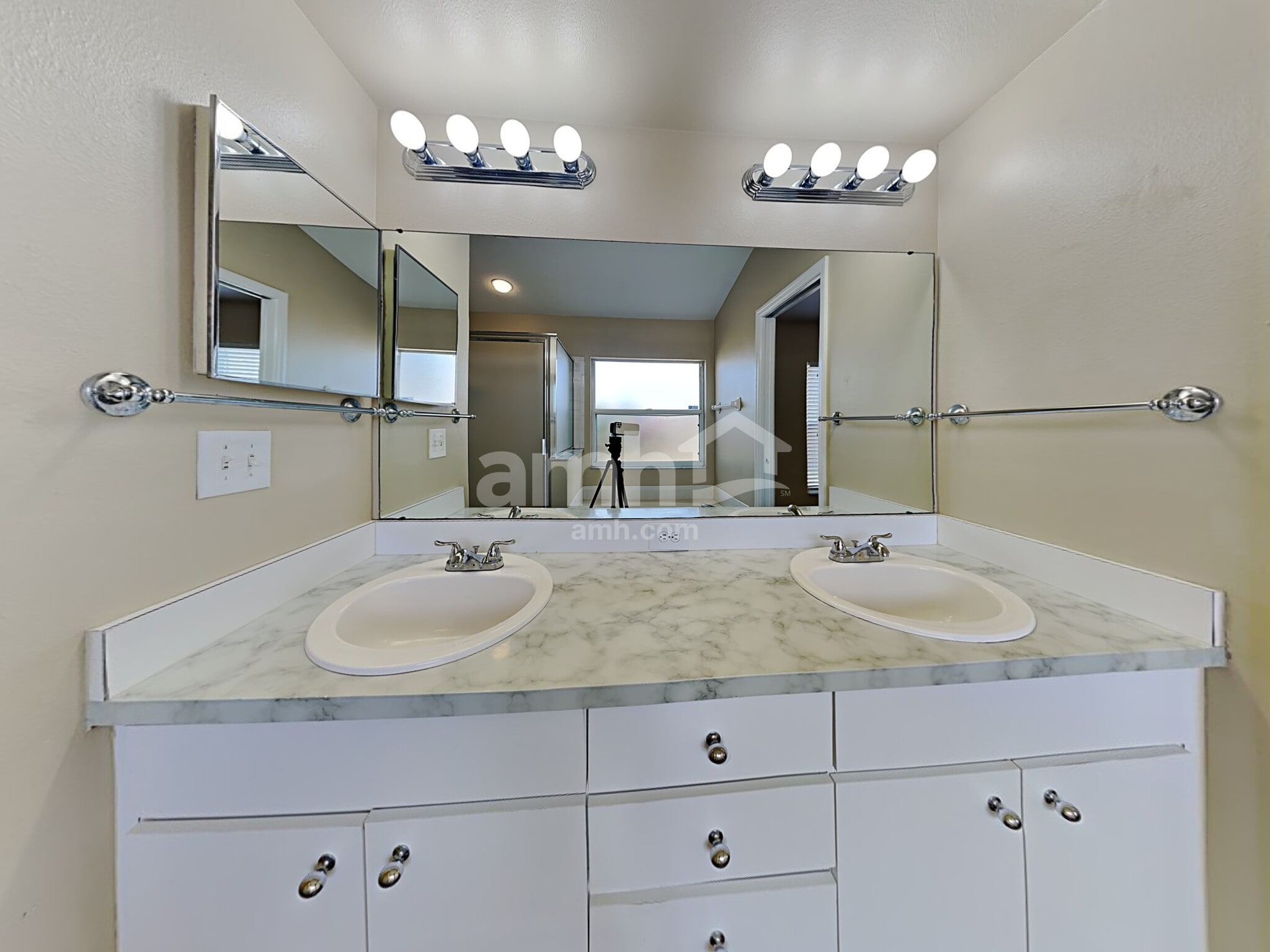 Building Photo - 10527 Juliano Dr