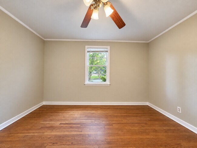 Building Photo - 4229 Hickory Dr