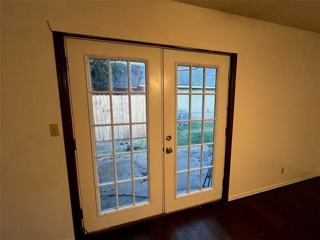 Building Photo - 2240 Donna Dr