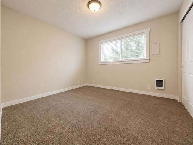 Building Photo - 310-316 S. Manzanita Court