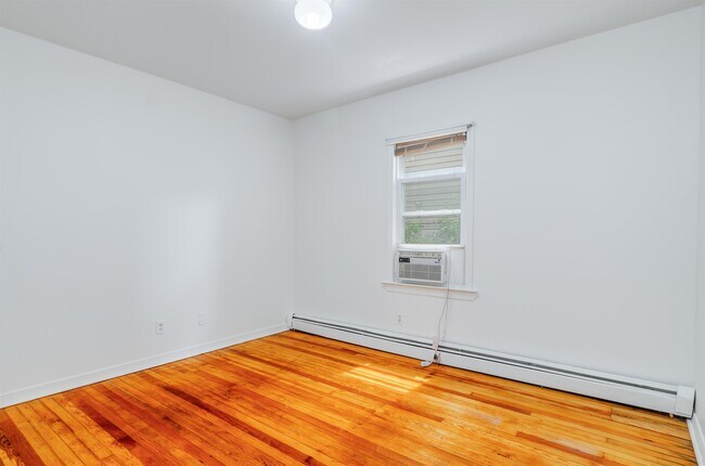 Building Photo - 144 Teaneck Rd