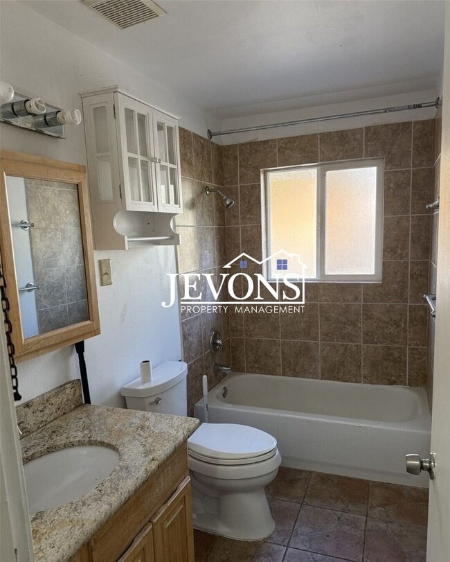 Building Photo - Spacious 5 bedroom home with two kitchens,...