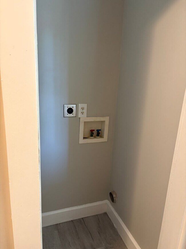 Building Photo - Adorable 1 Bedroom home Fountain Square