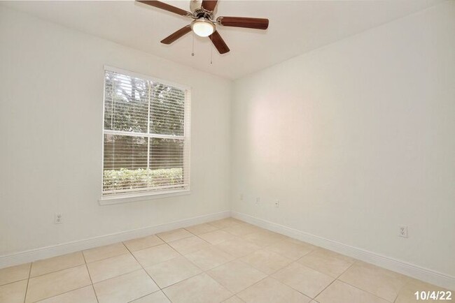 Building Photo - Beautiful 3/2 Spacious Condo with Lawn Car...