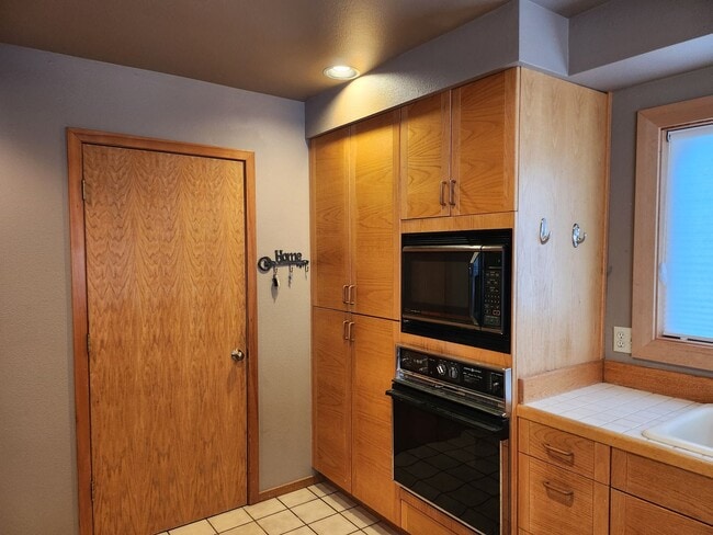 Building Photo - River Village Condominium Unit #8 - Riverf...