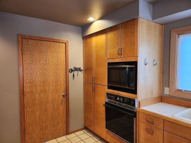 Building Photo - Riverfront - FALL SPECIAL - $250/OFF FIRST...
