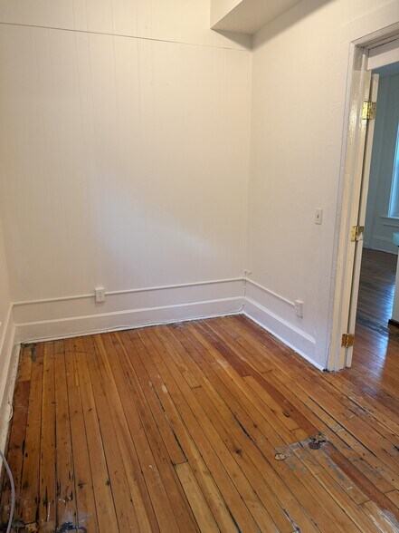 entrance to bedroom 2 - 2059 N Clifton Ave