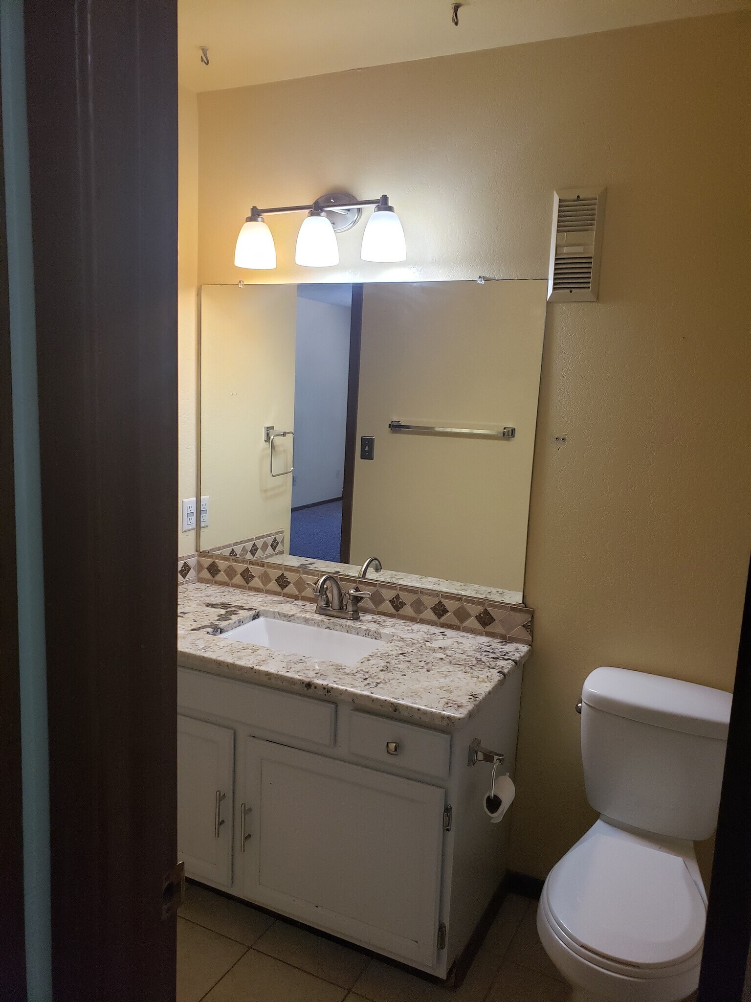 Building Photo - 2120 Heathercrest Dr