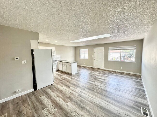 Building Photo - 922 Teal Ct