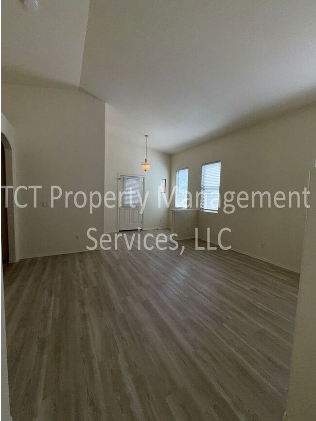 Building Photo - $500 off 1st full month's rent! Cute 3 Bedroom In Power Ranch!