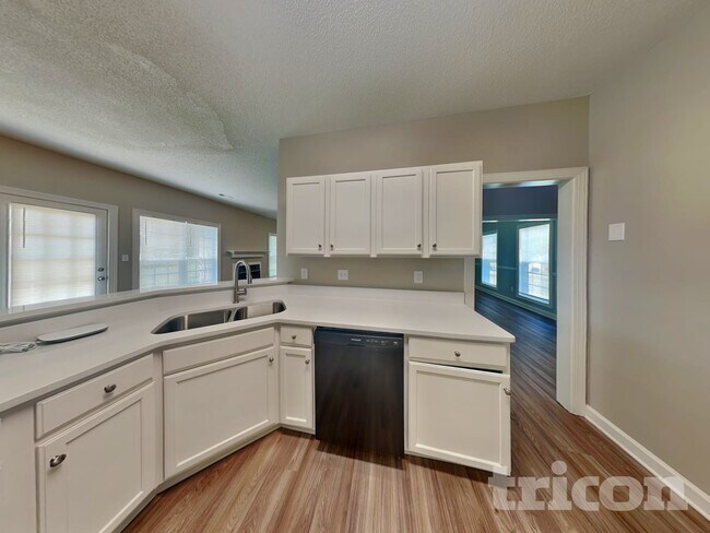 Building Photo - 2829 Rosemeade Dr