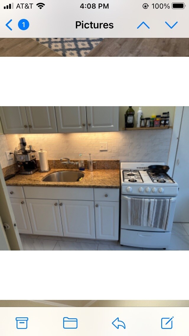 Building Photo - 2301 De la Vina St