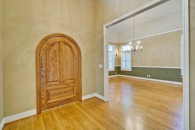Building Photo - Stunning two-story spacious home on tranquil tree-lined street.