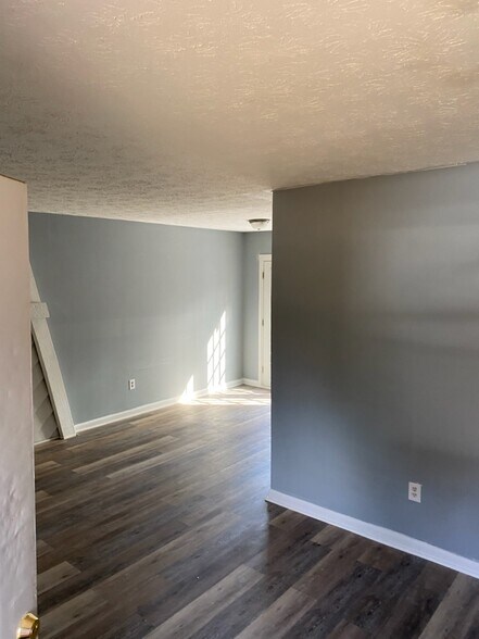 Living room - 191 Smokerise Ct