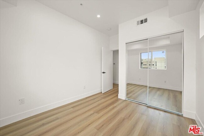 Building Photo - 910 N Hudson Ave