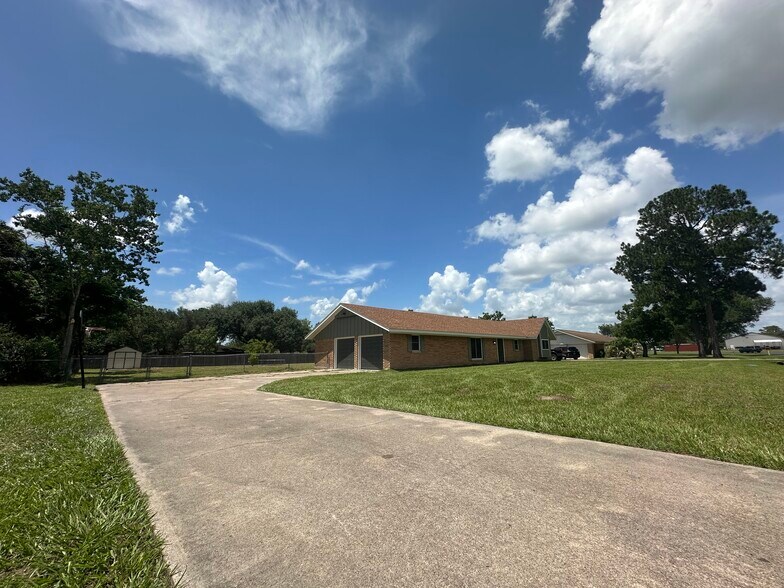 Primary Photo - 805 Mead Rd
