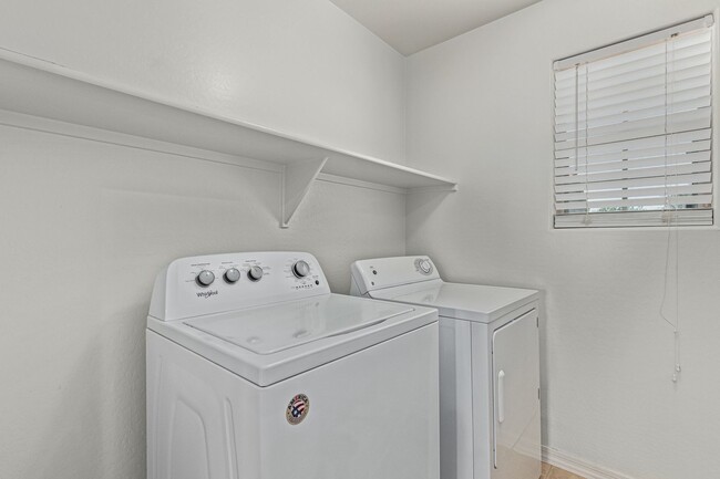 Building Photo - SPACIOUS 4BR/3BA in Peoria!