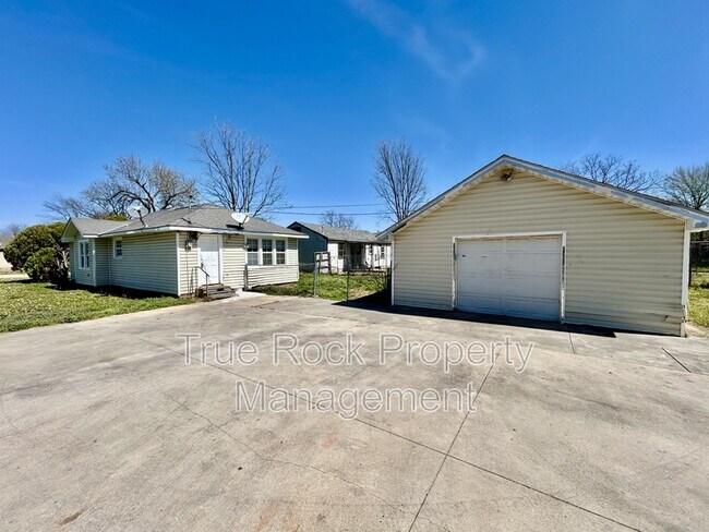 Building Photo - 631 W 19th