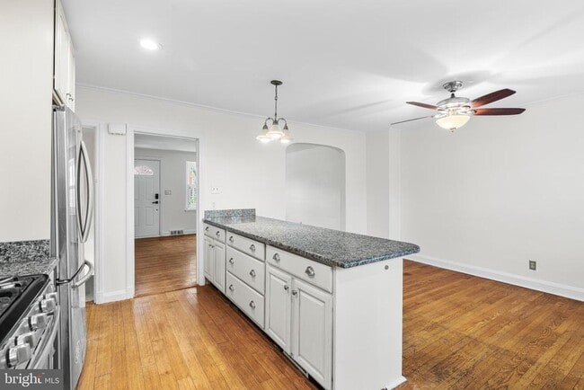 Building Photo - 121 Hopkins Rd