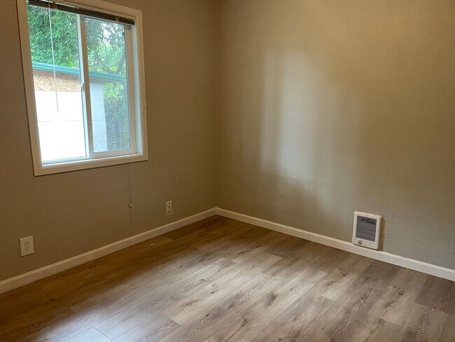 Building Photo - Charming Single-Level Living with Bonus Flex Space & Private Yard