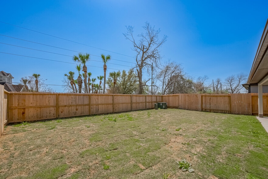 fully fenced yard with no backyard neighbors - 1535 Merulana Ln