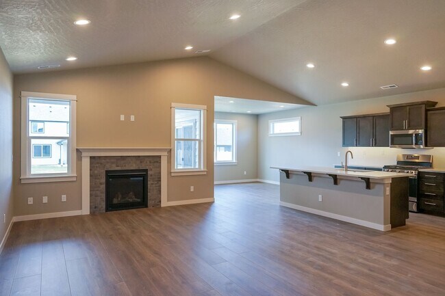 Building Photo - 3 bedroom 2 bath -3 car garage!