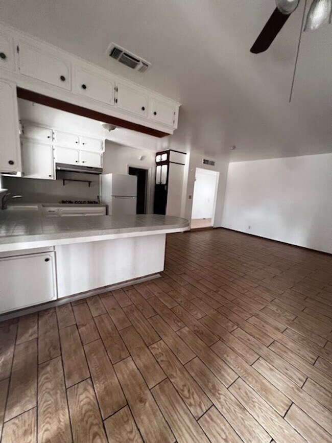Building Photo - 4 BEDROOM HOME