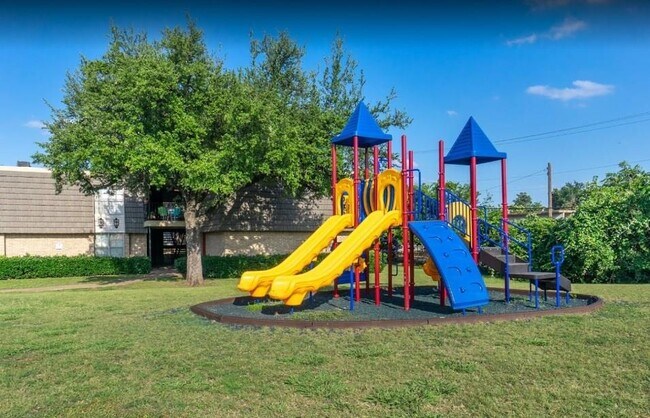 Building Photo - 2800 Northaven Rd