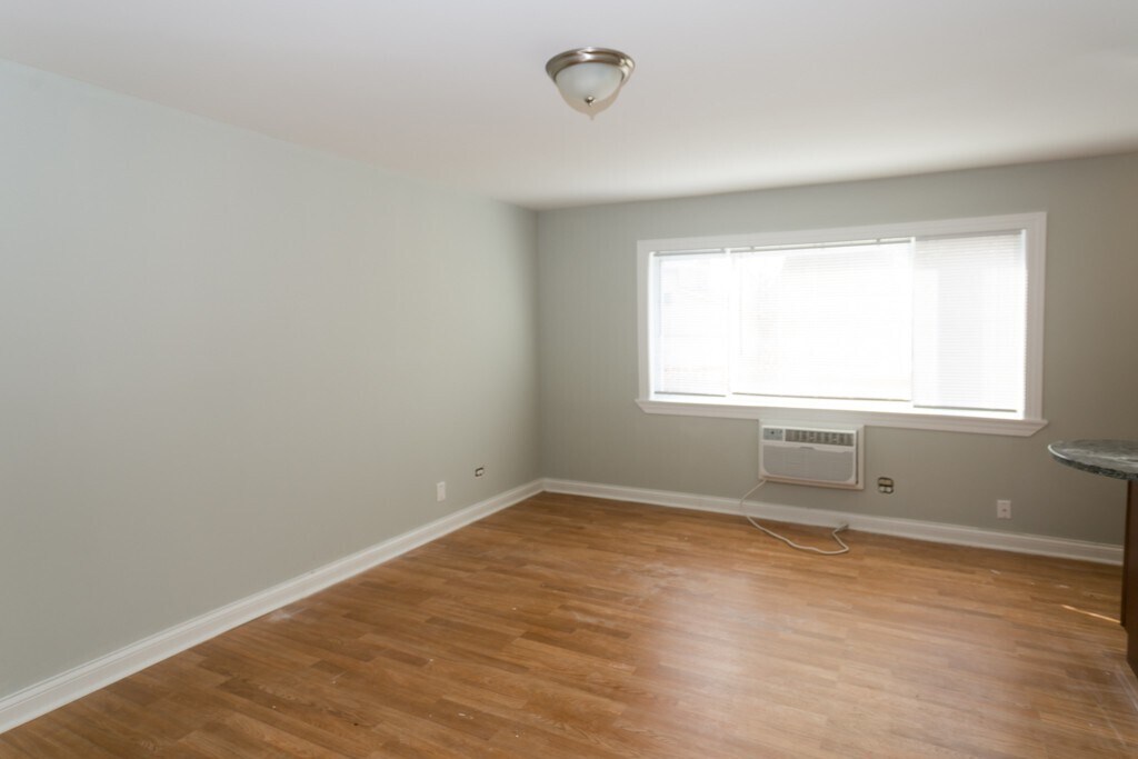 Building Photo - 699 Elm Pl