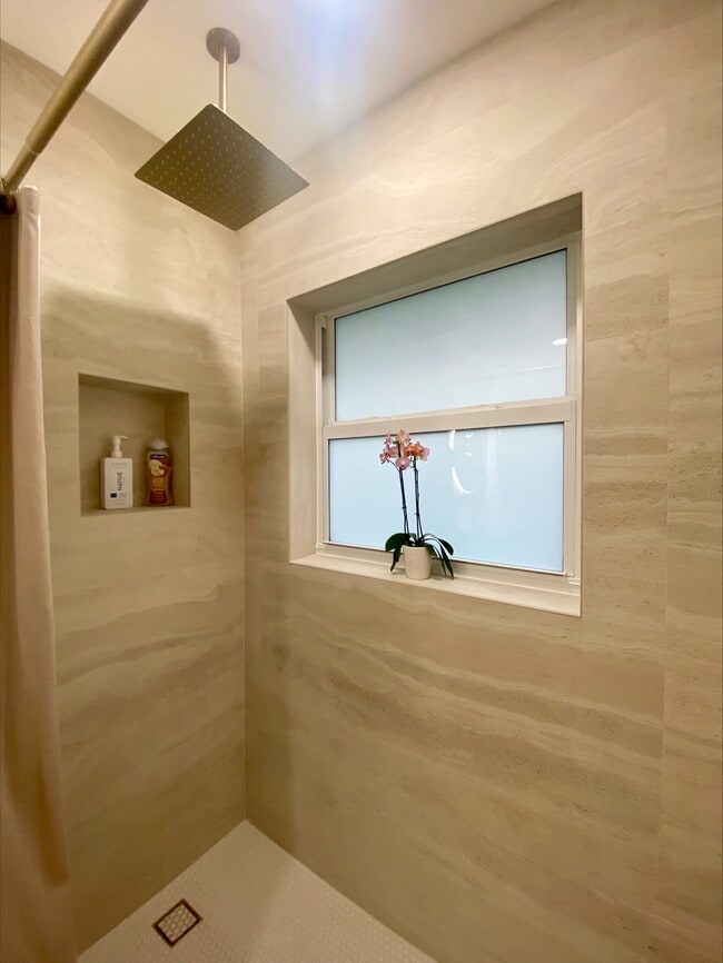 Building Photo - 1960 NE 30th St