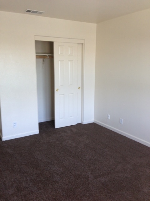Building Photo - Los Banos, Large 2 story 5 bedroom 3 full ...