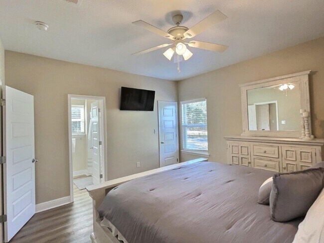 Building Photo - Fully Furnished 2 BD/2 BA Retreat on the B...