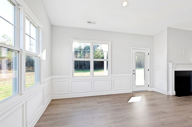 Building Photo - Bright & Spacious 3BR Home w/ 3-Car Garage...