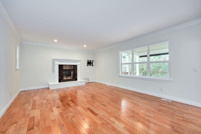 Building Photo - Beautiful Spacious Bainbridge Home