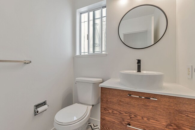 Building Photo - Stunning Three Bedroom Home in Westwood Hi...