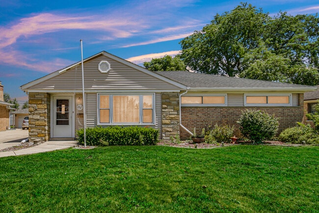 Building Photo - 1047 W Villa Dr