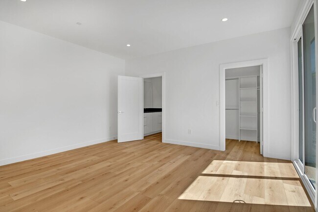 Building Photo - Modern 5-Bedroom 5 bath Home for Lease in ...