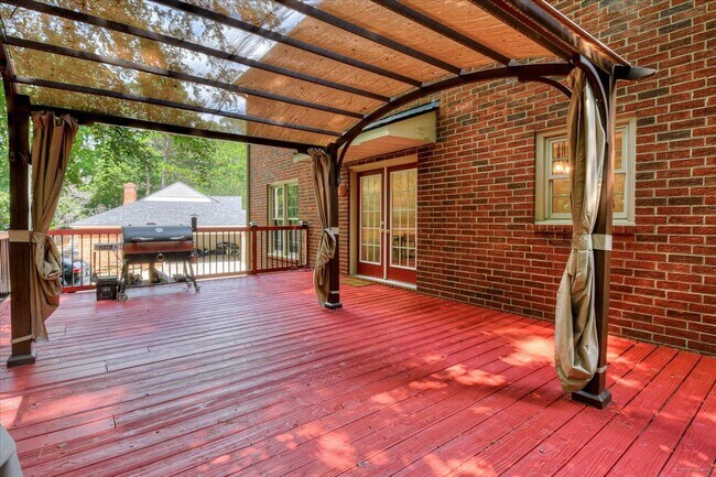 Building Photo - 4 bedroom 3 full bathroom home in heart of...