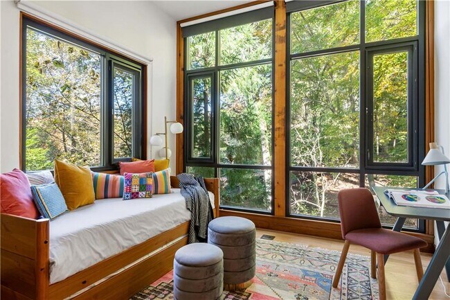 Building Photo - 515 Claire Dr NE