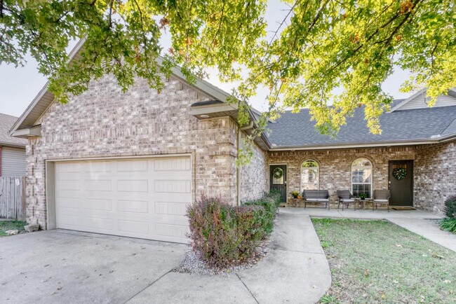 Building Photo - 1515 NW Bell Royal Ct