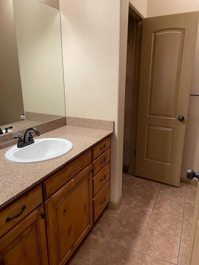 Building Photo - Beautiful Home In A Quiet Gated Community!