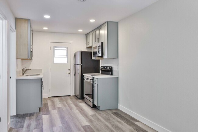 Building Photo - Modern 2 Bedroom 1 Bathroom in North Park!