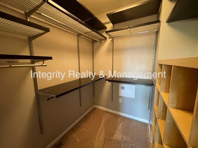 Building Photo - 598 E Dry Creek Pl