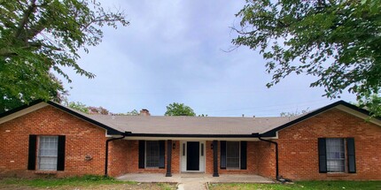 Building Photo - Charming Duplex