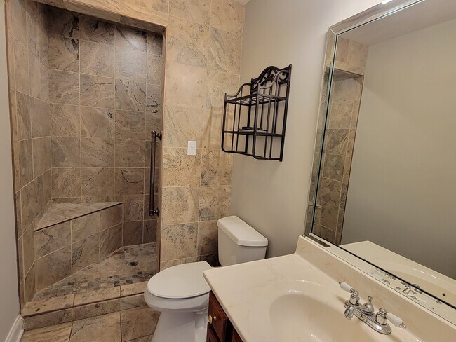 Building Photo - 109 Golf Club Ln