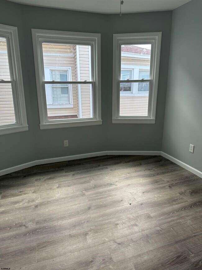 Building Photo - 12 S Jackson Ave