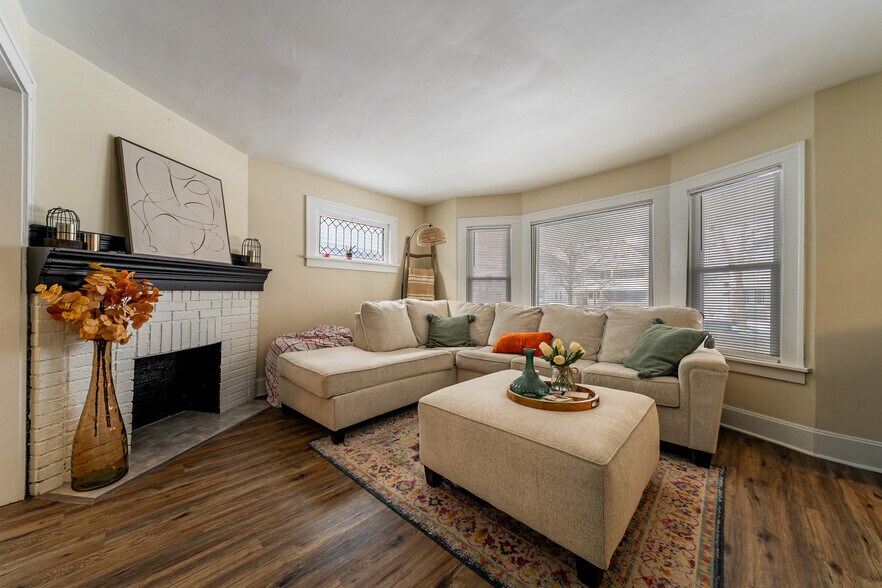 Building Photo - 2167 Carabel Ave