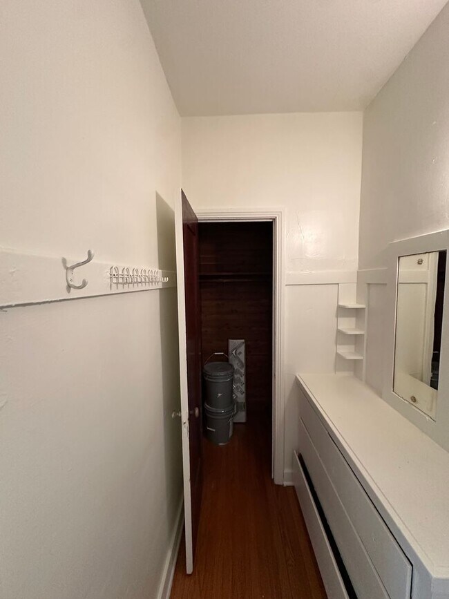 Building Photo - 454 N Orange Grove Ave